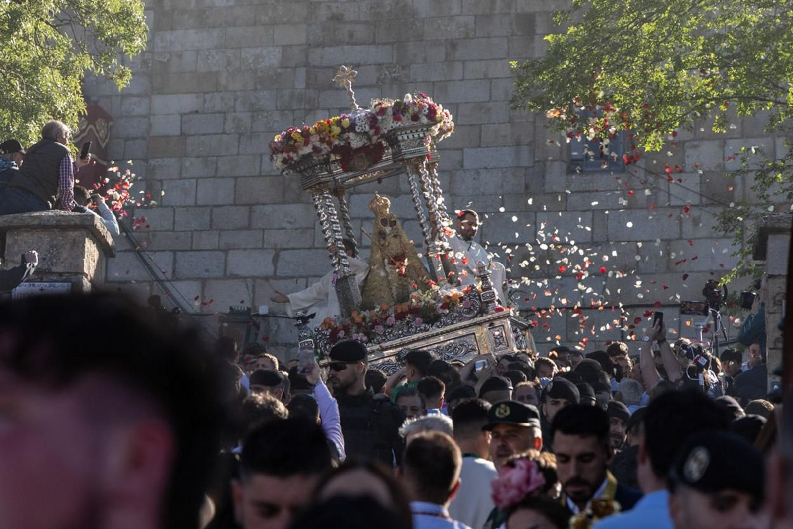 Miles de romeros acuden al encuentro de la Virgen de la Cabeza en su romería