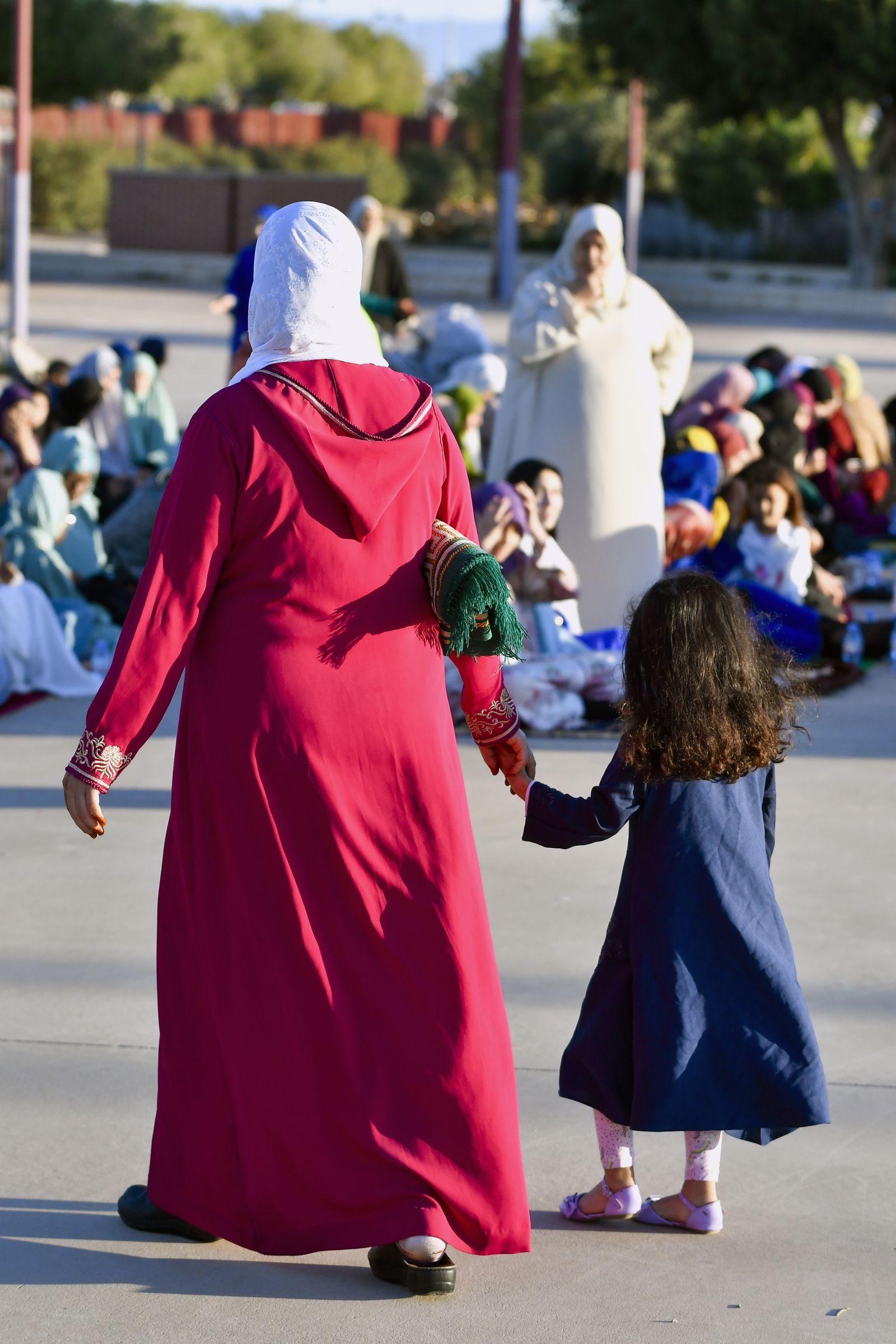 Una madre llega con su hija al recinto ferial.