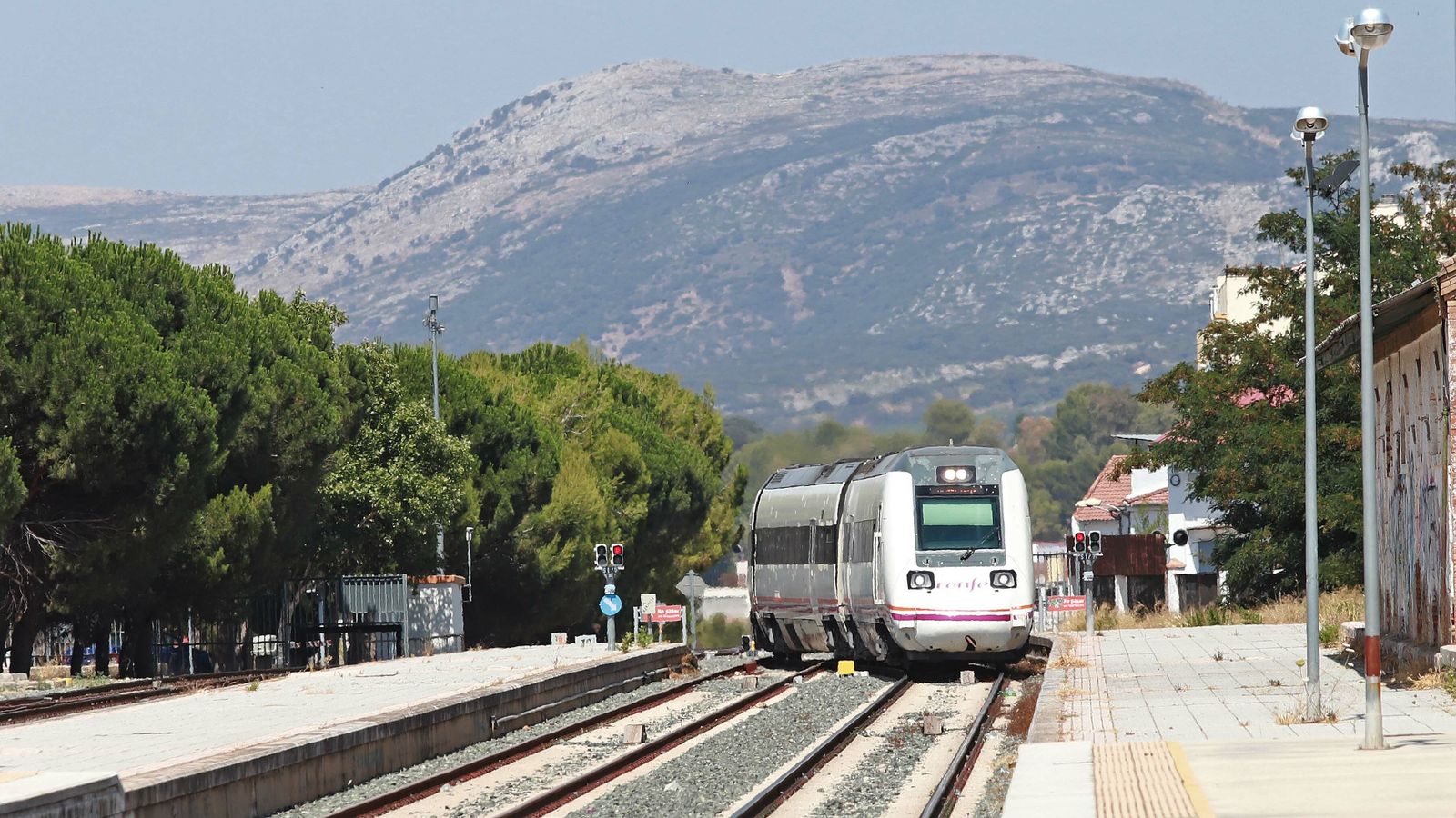 Las mejores fotos del viaje reivindicativo de los alcaldes a Ronda en tren