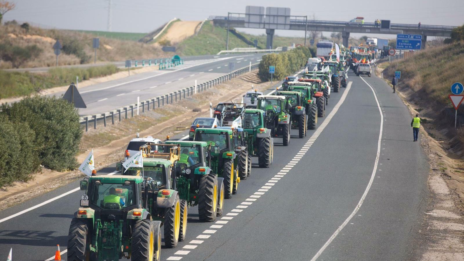Los tractores sevillano toman las autovías.
