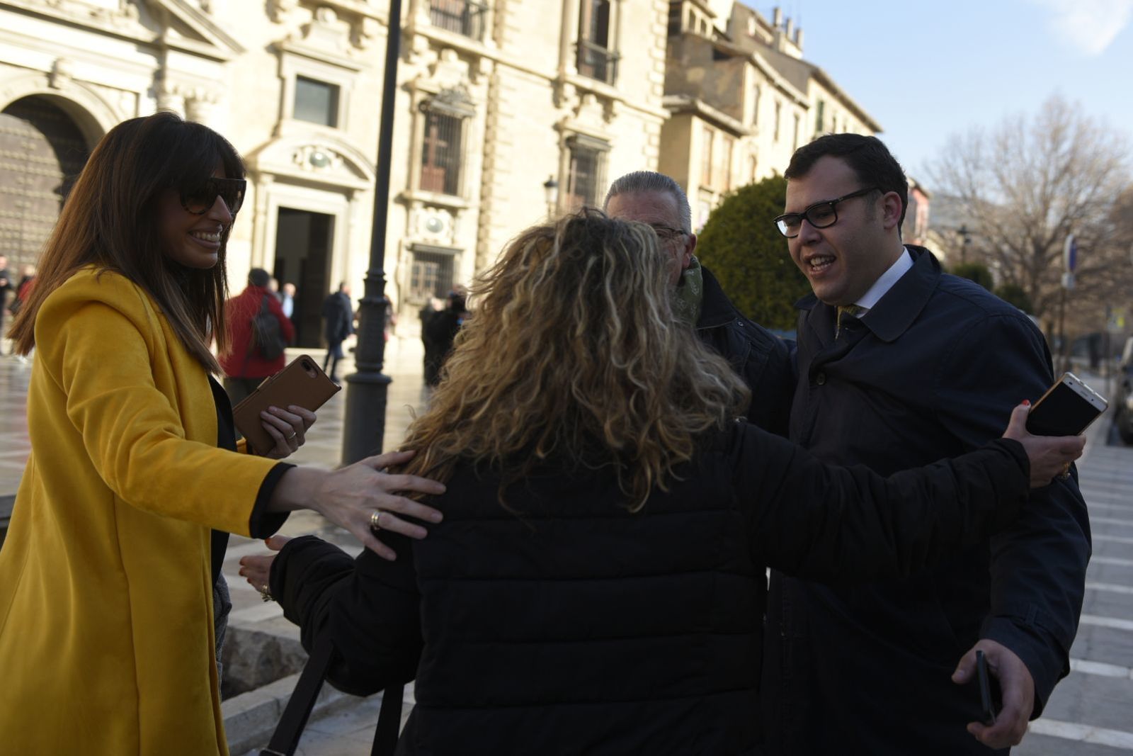 Algunos de los acusados que han resultado absueltos lo celebran en la puerta del Juzgado