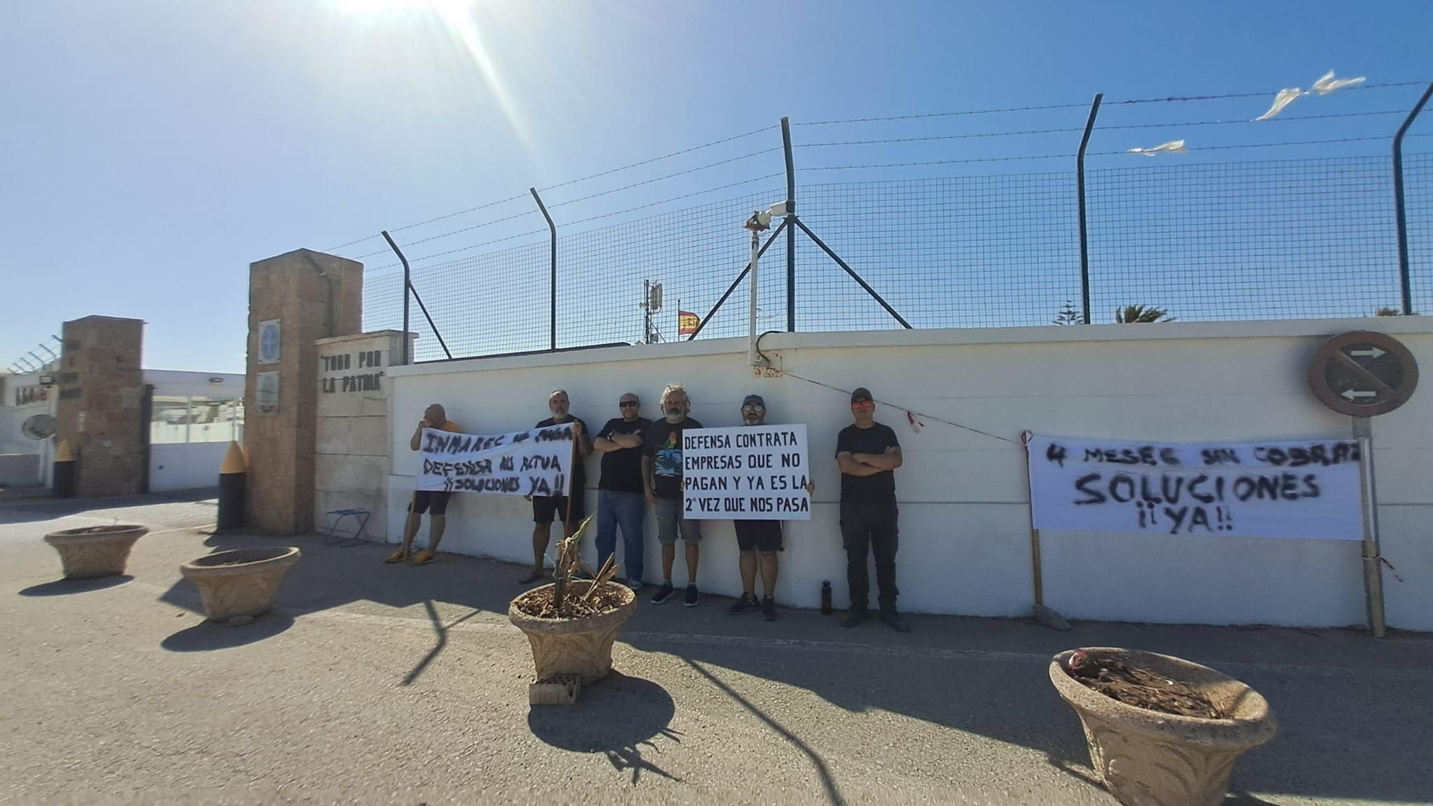Imagen del úlitmo paro de tres horas de los trabajadores, realizado este miércoles a las puertas del Centro de Ensayos de Torregorda.