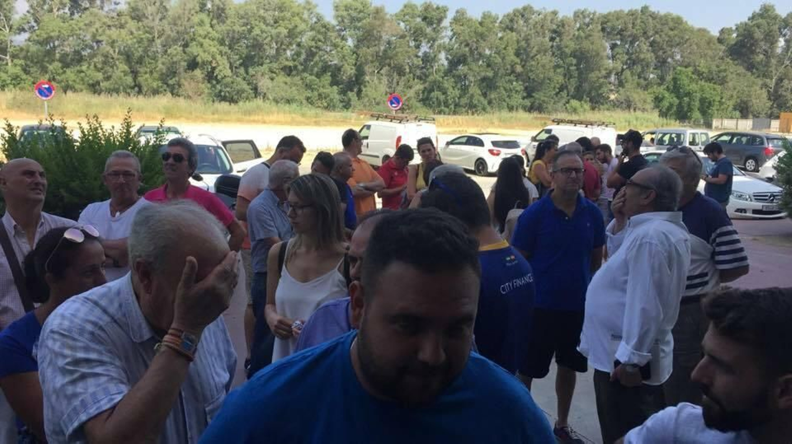 La gente hace cola en el Nuevo Mirador para reservar sus entradas.