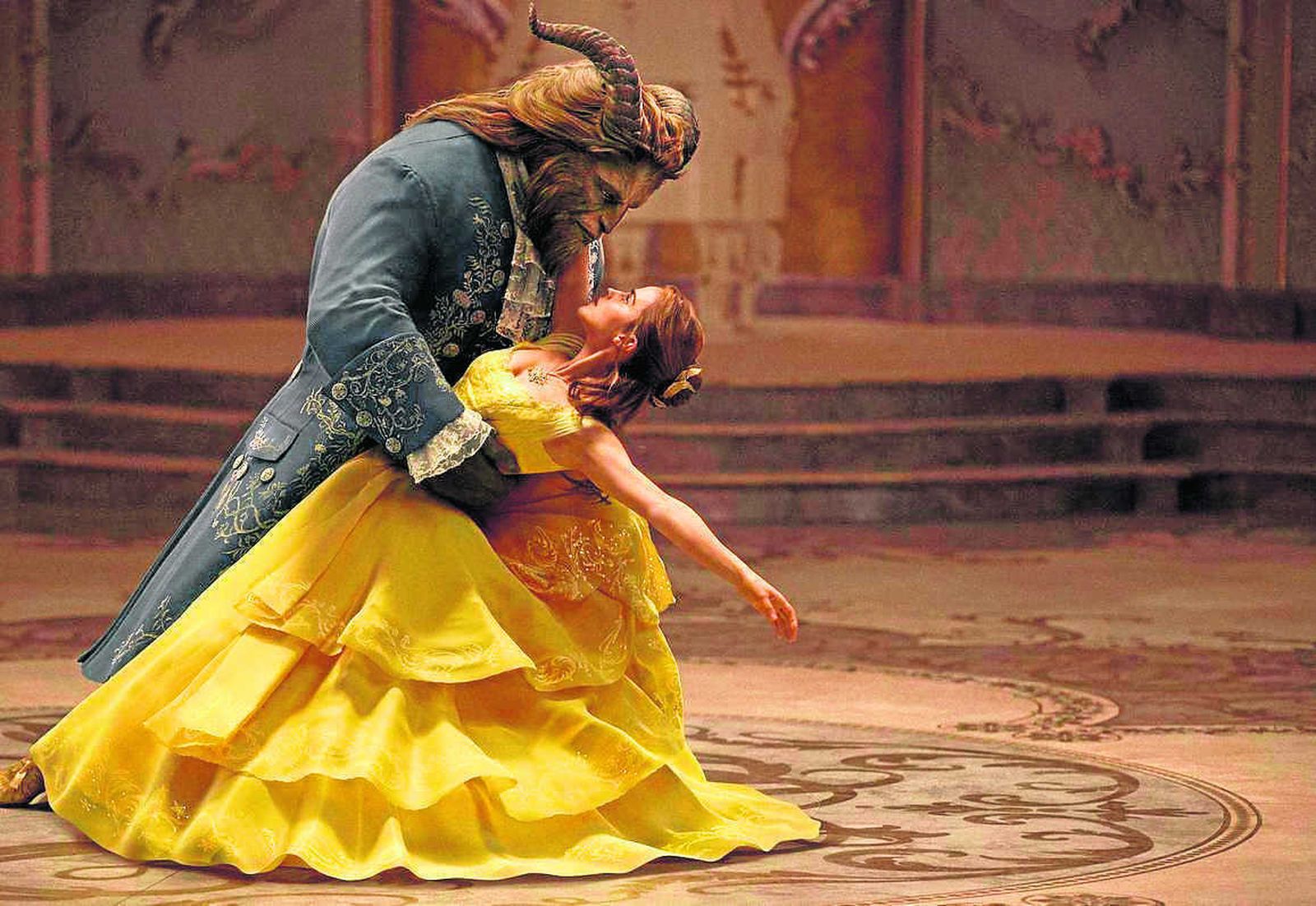 Dan Stevens y Emma Watson, en una de las escenas más recordadas del clásico de animación: el baile.