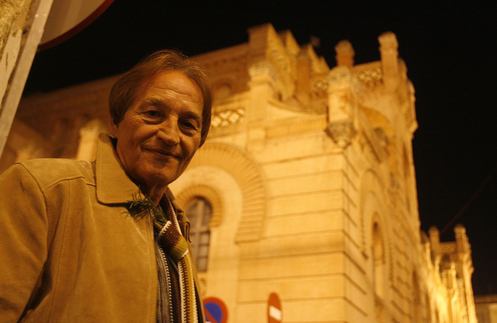 Pedro Romero en una foto tomada junto al Teatro Falla durante el Concurso de Agrupaciones de 2008.