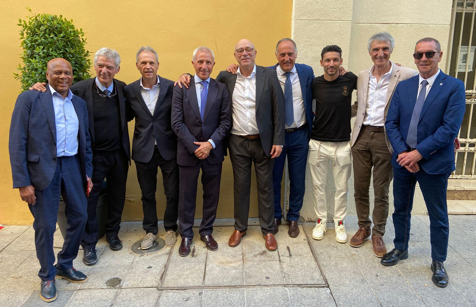 Pintinho, Villar, Caparrós, Blanco, Moisés, Francisco, Jesús Navas, Álvarez y Montero ante el Teatro de las Cortes.