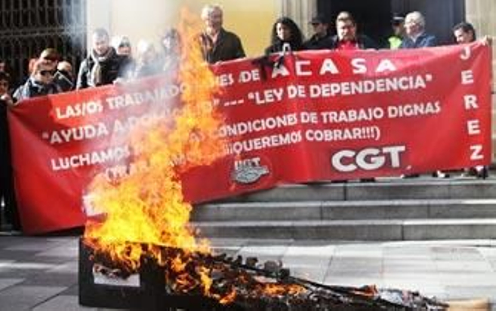 Acasa se 'quema' por los impagos de las nóminas