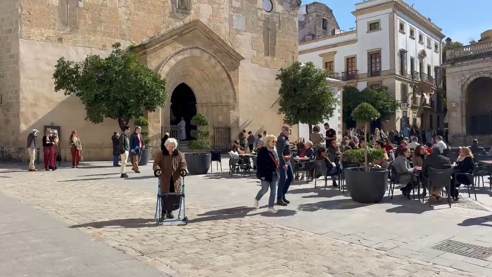 El centro de Jerez, lleno de gente aprovechando el día soleado