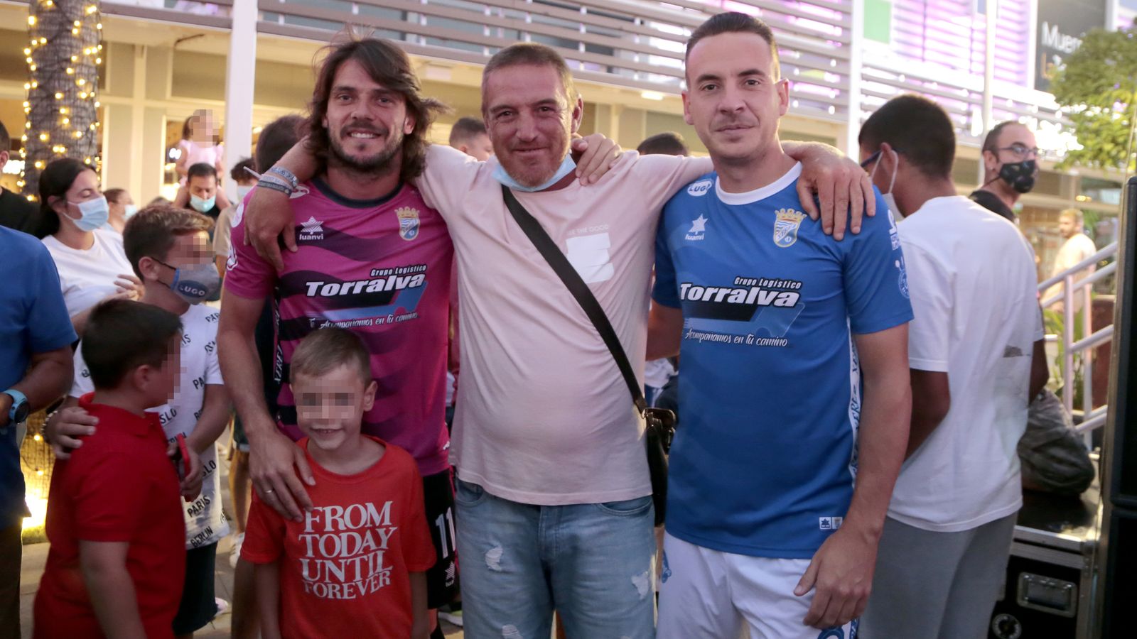 Imágenes de la presentación de las nuevas camisetas del Xerez CD en Luz Shopping
