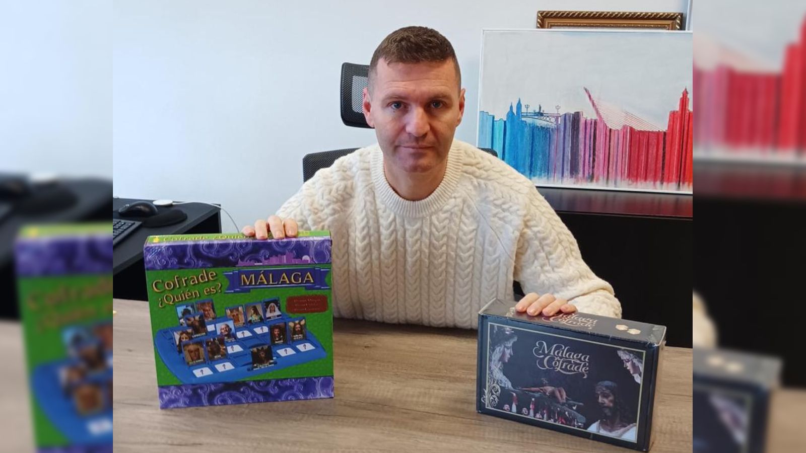 Pablo Cañete posa con el trivial Málaga Cofrade y el ¿Quién es?