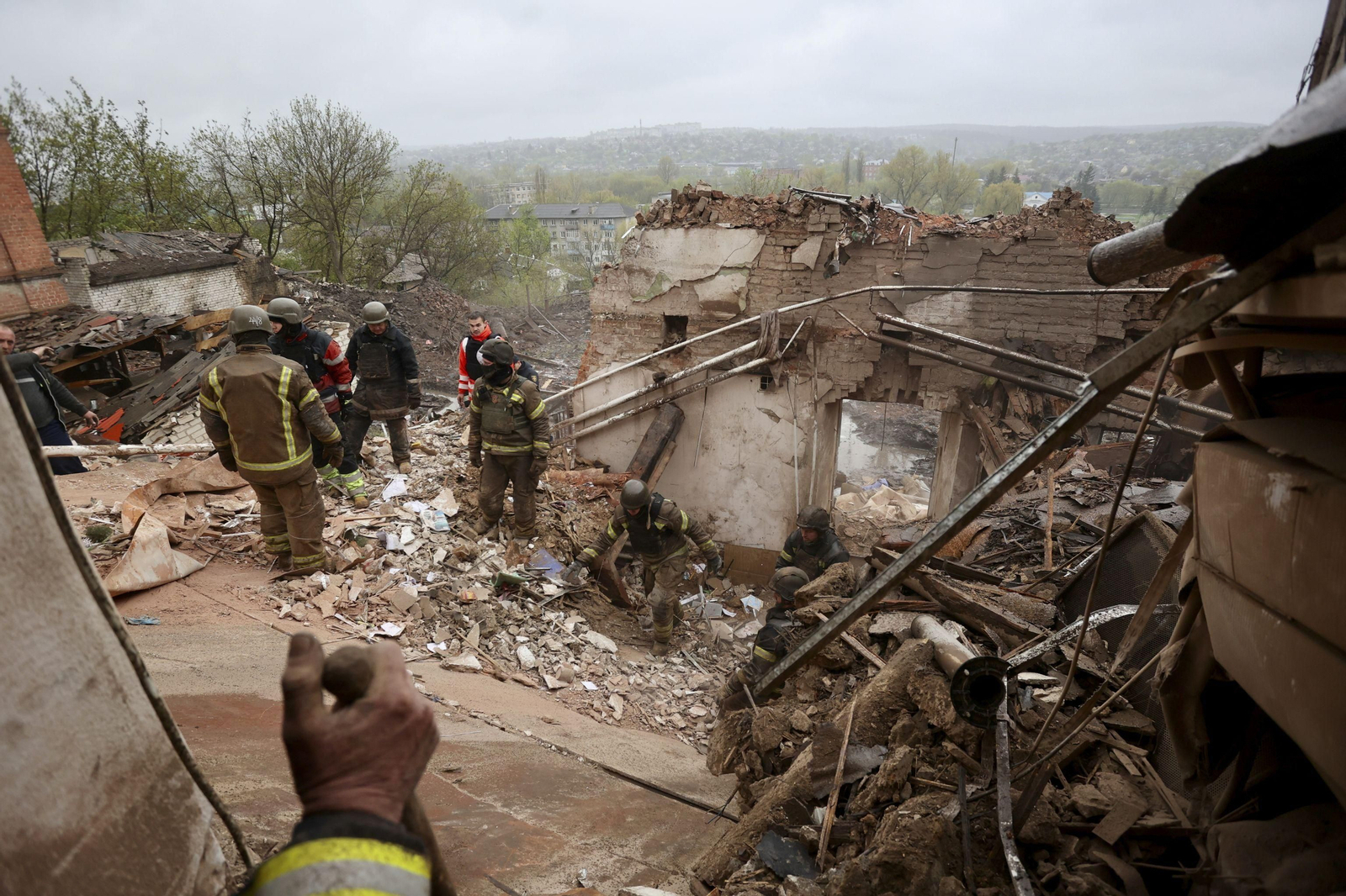 Equipos de rescate en Museo de Historia de la ciudad de Kupyansk.