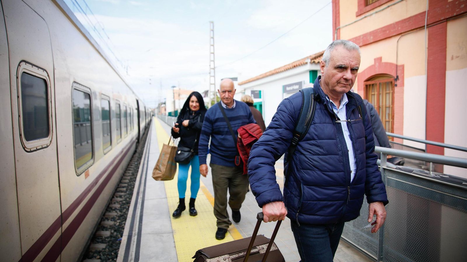 Los turistas suben en el tren.