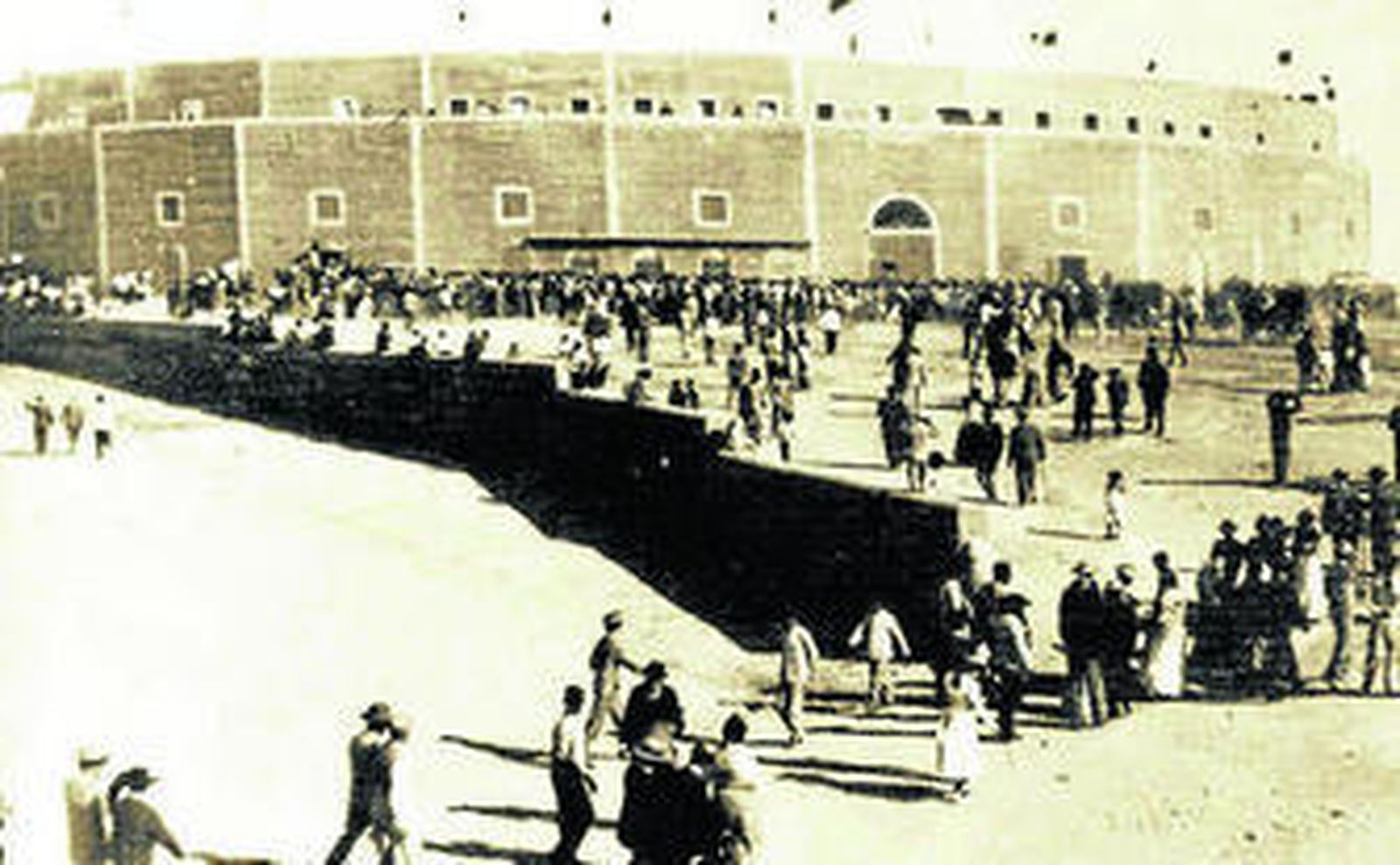 La plaza de toros de 1862 desde la torre de la Catedral, en una vieja postal de principios del siglo XX. Santa María era el barrio taurino y flamenco de la ciudad, y albergaba la cárcel y el matadero.