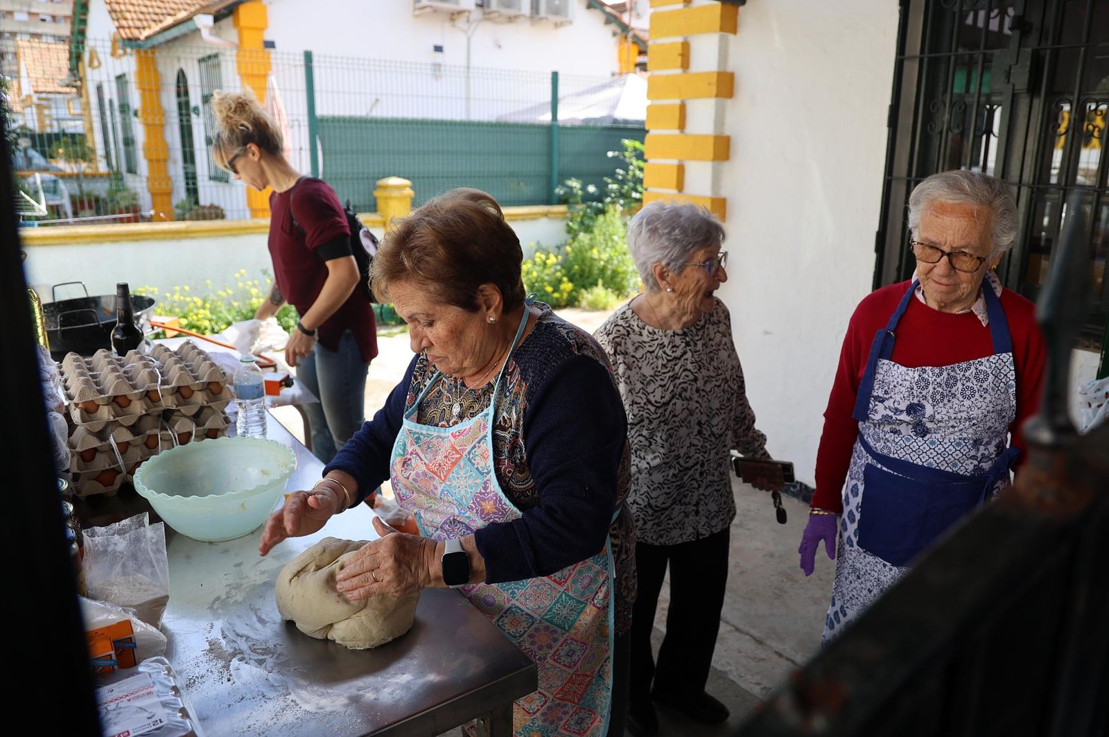 Imágenes de la elaboración de dulces de Cuaresma por los vecinos del Barrio Obrero