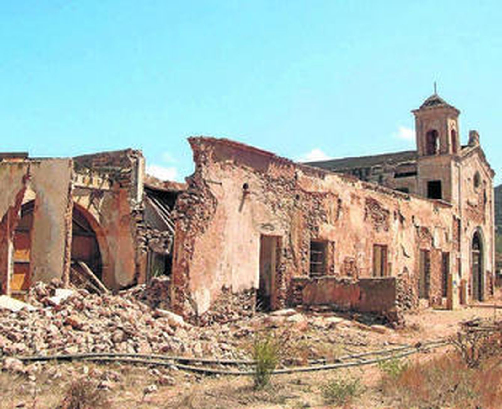 1. Fachada principal del Cortijo del Fraile, en Níjar, con evidentes signos de deterioro. 2. La ruina es total con el desmoronamiento del muro del edificio. 3. Enclave del conjunto, en el corazón del Cabo de Gata.