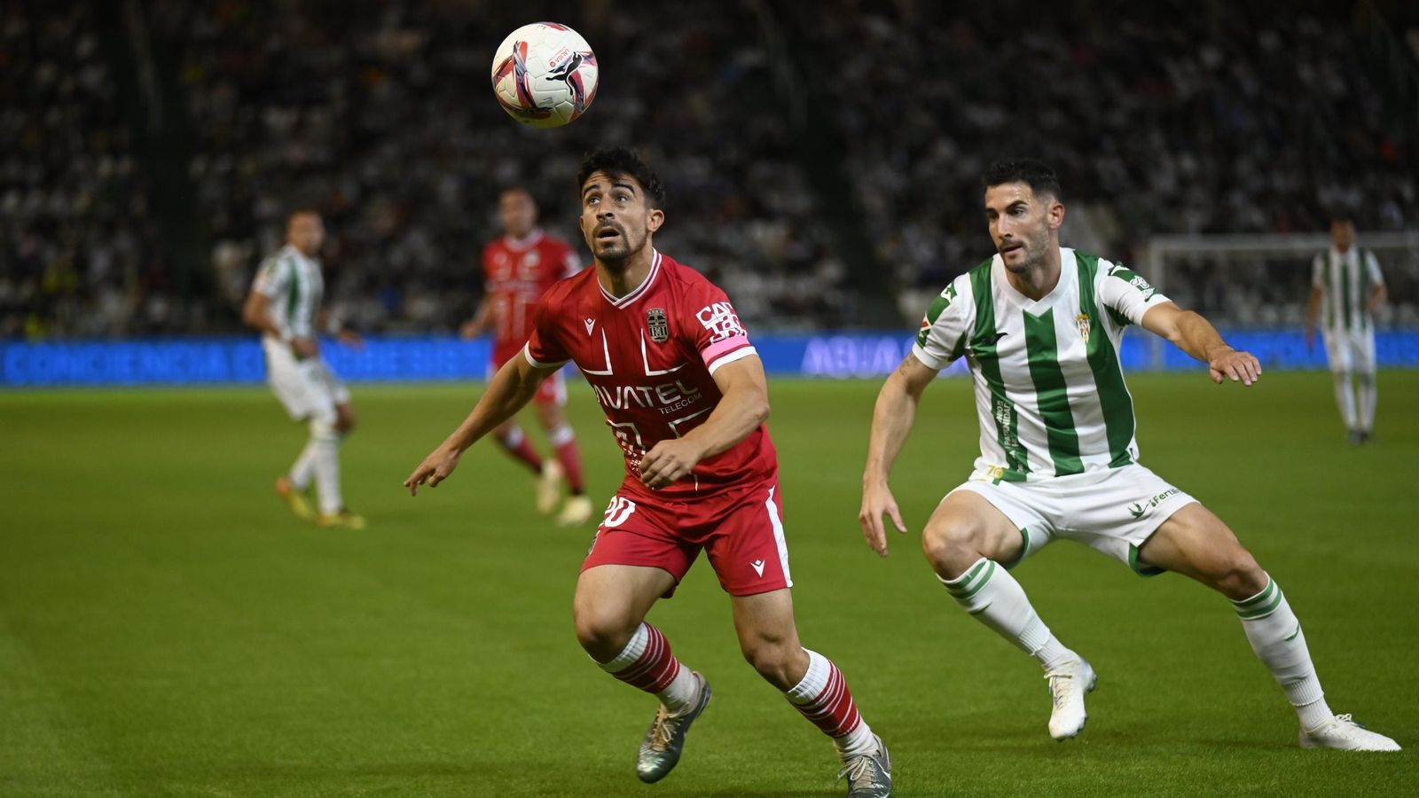 Albarrán trata de robar el balón a Jairo en un lance del Córdoba CF - Cartagena.