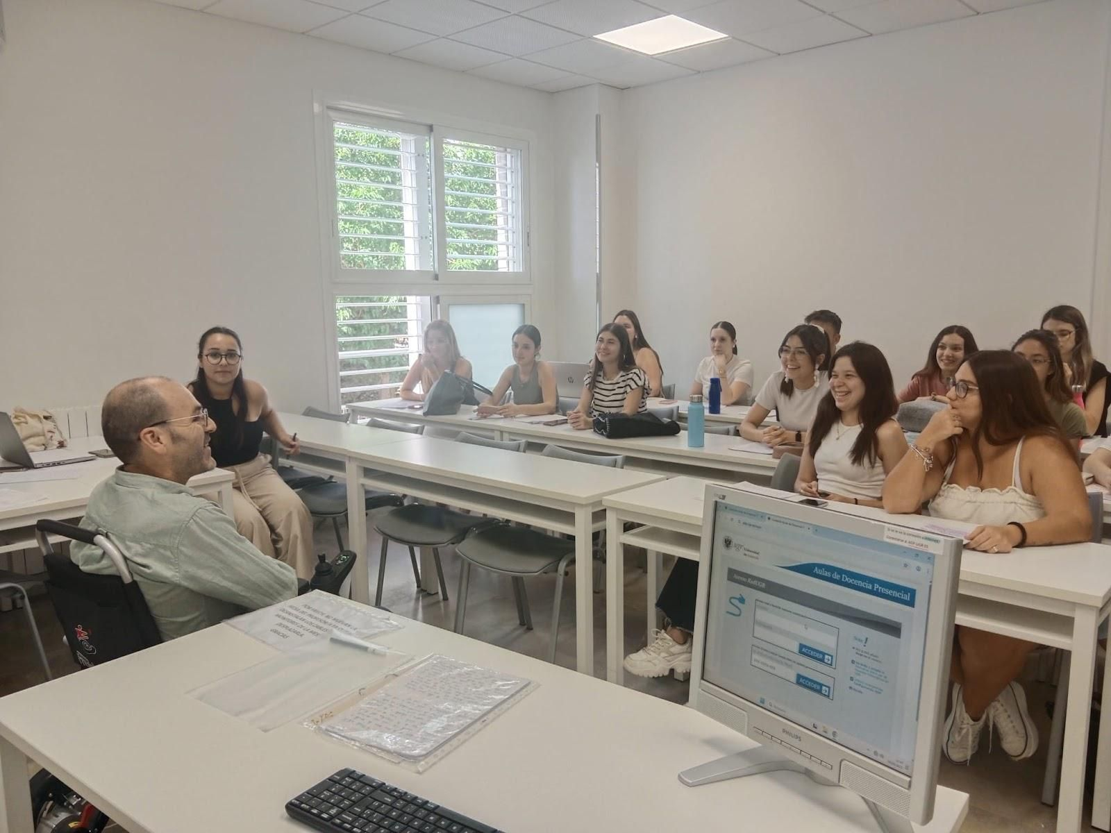 Daniel Martín-Arroyo dando clase en la Universidad de Granada