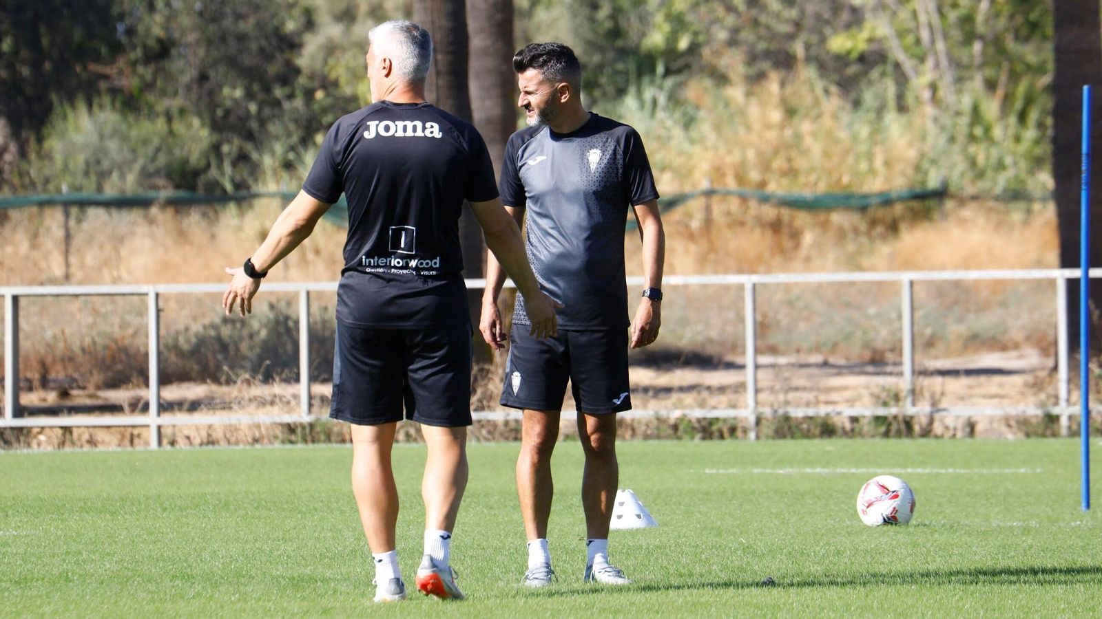 Iván Ania charla con César Negredo, su segundo entrenador, antes de un entrenamiento del Córdoba CF. Iván Ania charla con César Negredo, su segundo entrenador, antes de un entrenamiento del Córdoba CF.