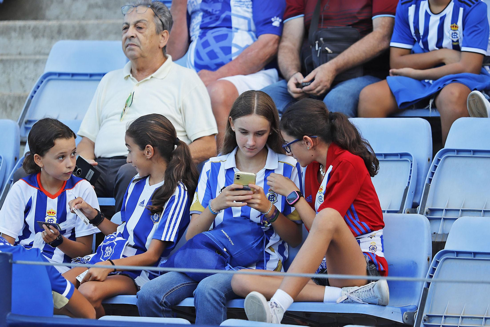 Imágenes del ambiente en el Recreativo de Huelva y Antequera CF