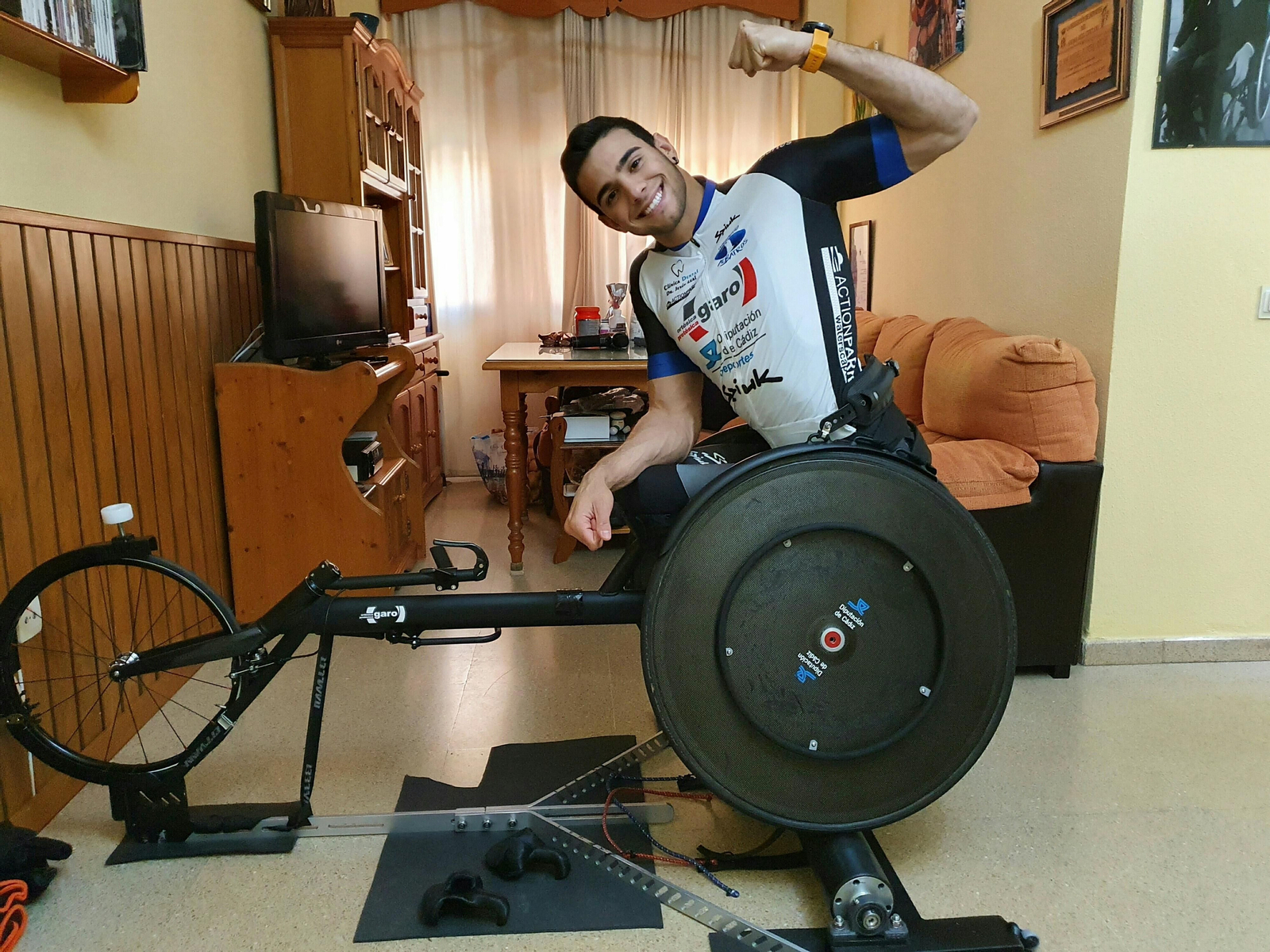 Quintero practicando rodillo en su casa durante el confinamiento.