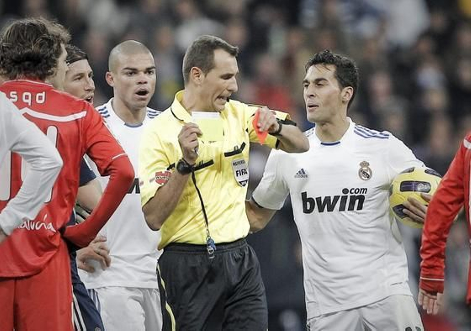 El Sevilla cae en el Bernabéu pese a jugar con un jugador más durante casi media hora. / EFE