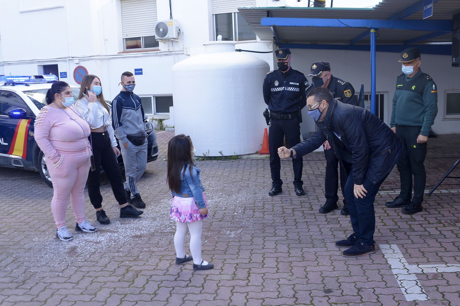 Fotos de la entrega de juguetes a familias por la CNP.