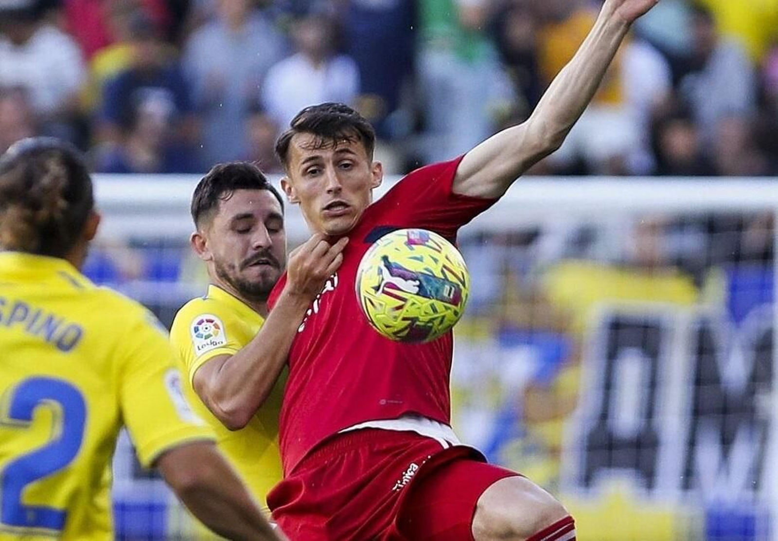 Víctor Chust pugna con Budimir en el Cádiz-Osasuna.