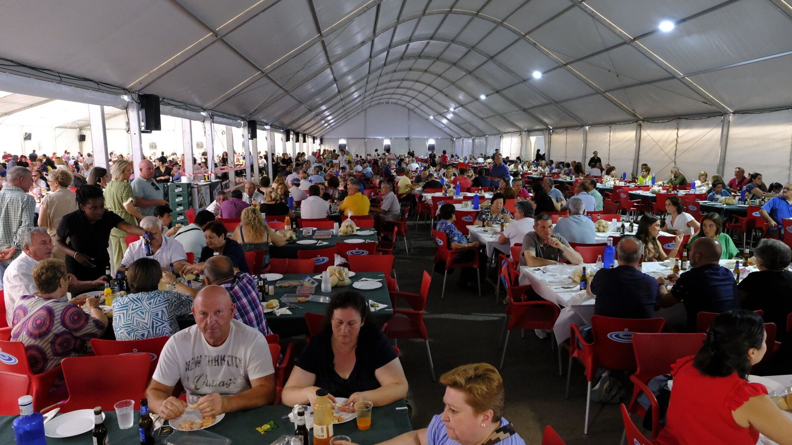 Vista general de la carpa donde se celebró la tradicional comida: casi dos mil regantes presentes.