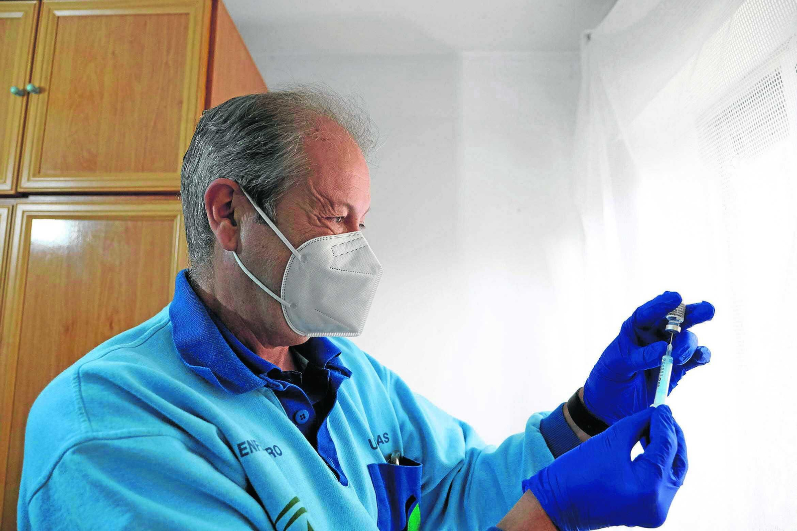 Las vacunas viajan hasta las viviendas de las personas con movilidad reducida.