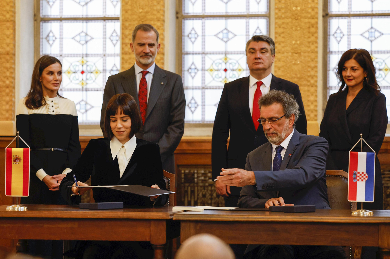 La ministra de Ciencia, Diana Morant, y el ministro de Ciencia y Educación de Croacia, Radovan Fuchs, firman el acuerdo ante los reyes y el presidente de Croacia, Zoran Milanovic.