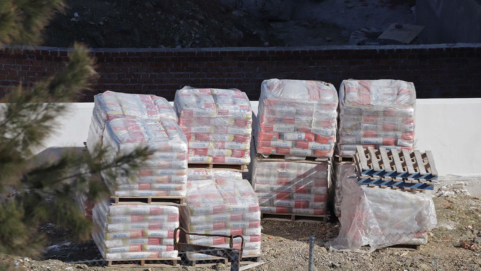 Sacos de cemento en una promoción de viviendas.