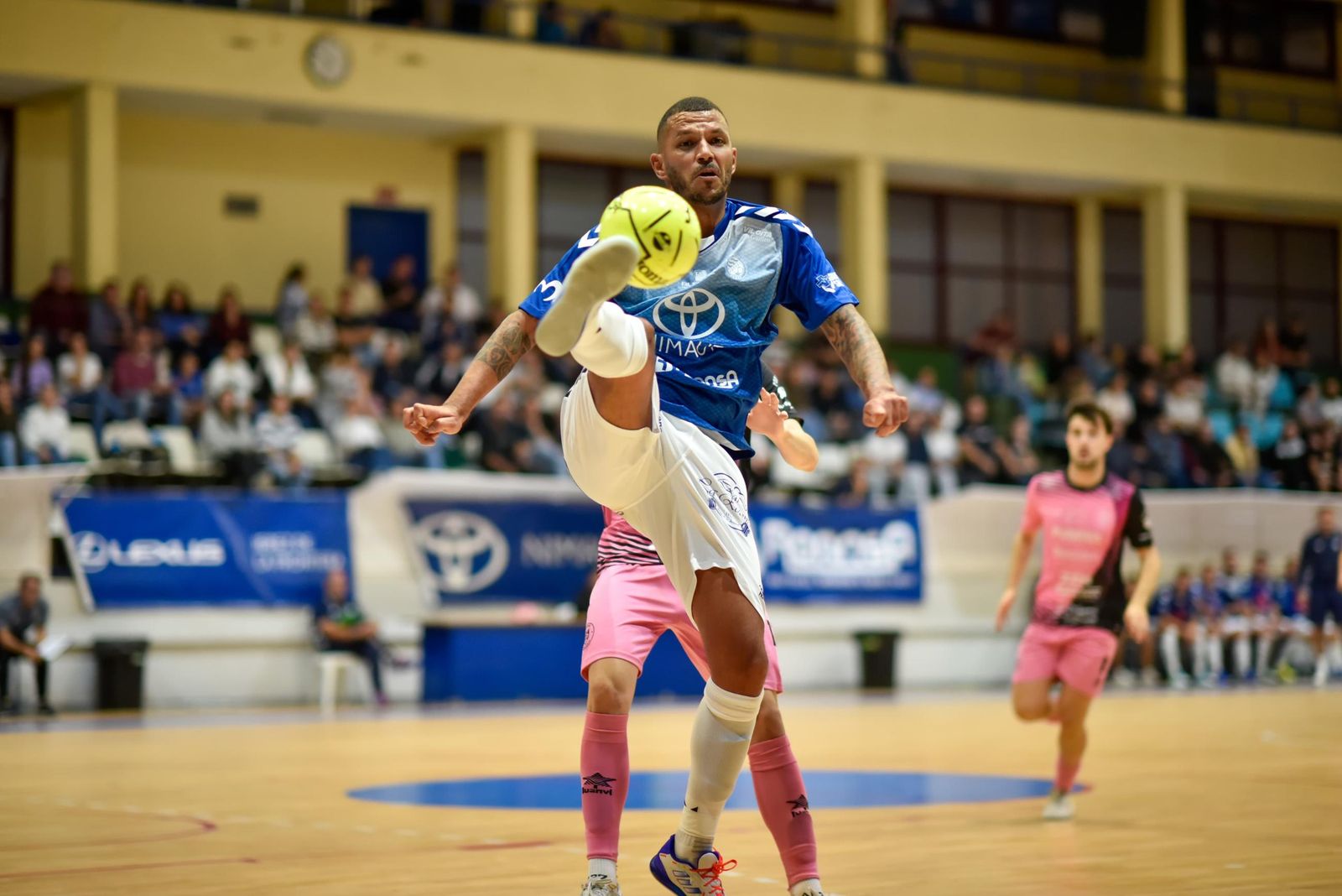 Tote hace un control en el último partido en el Ruiz-Mateos contra el Bujalance.