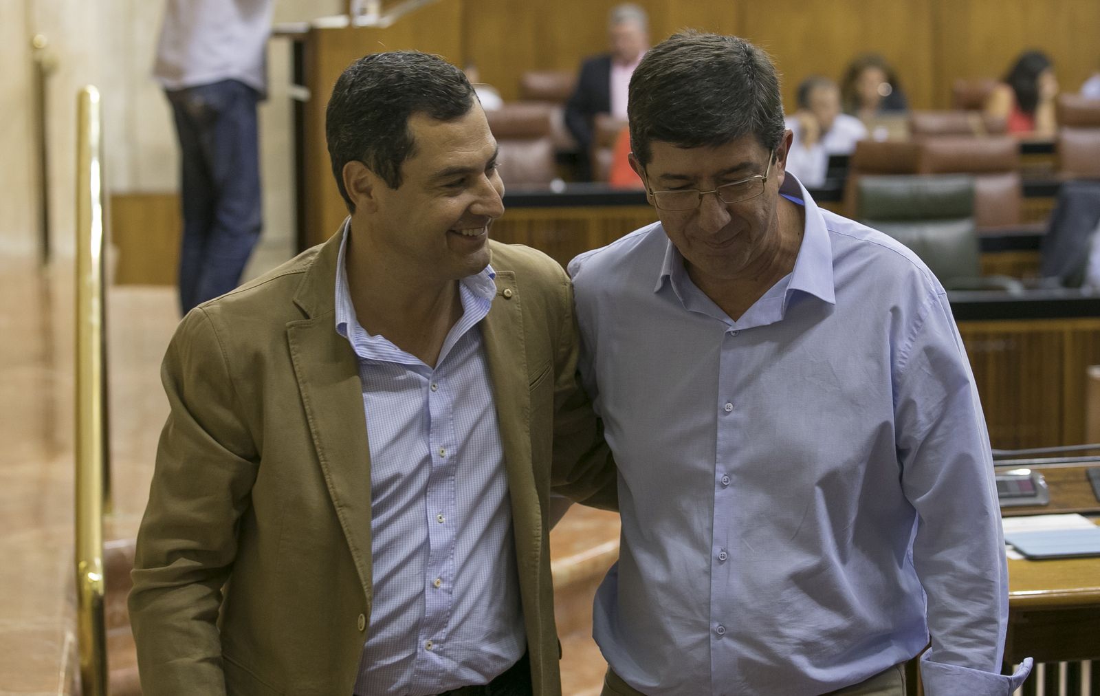 PP y Ciudadanos quieren formar el Gobierno andaluz del cambio en enero. Marín y moreno, en el Parlamento.