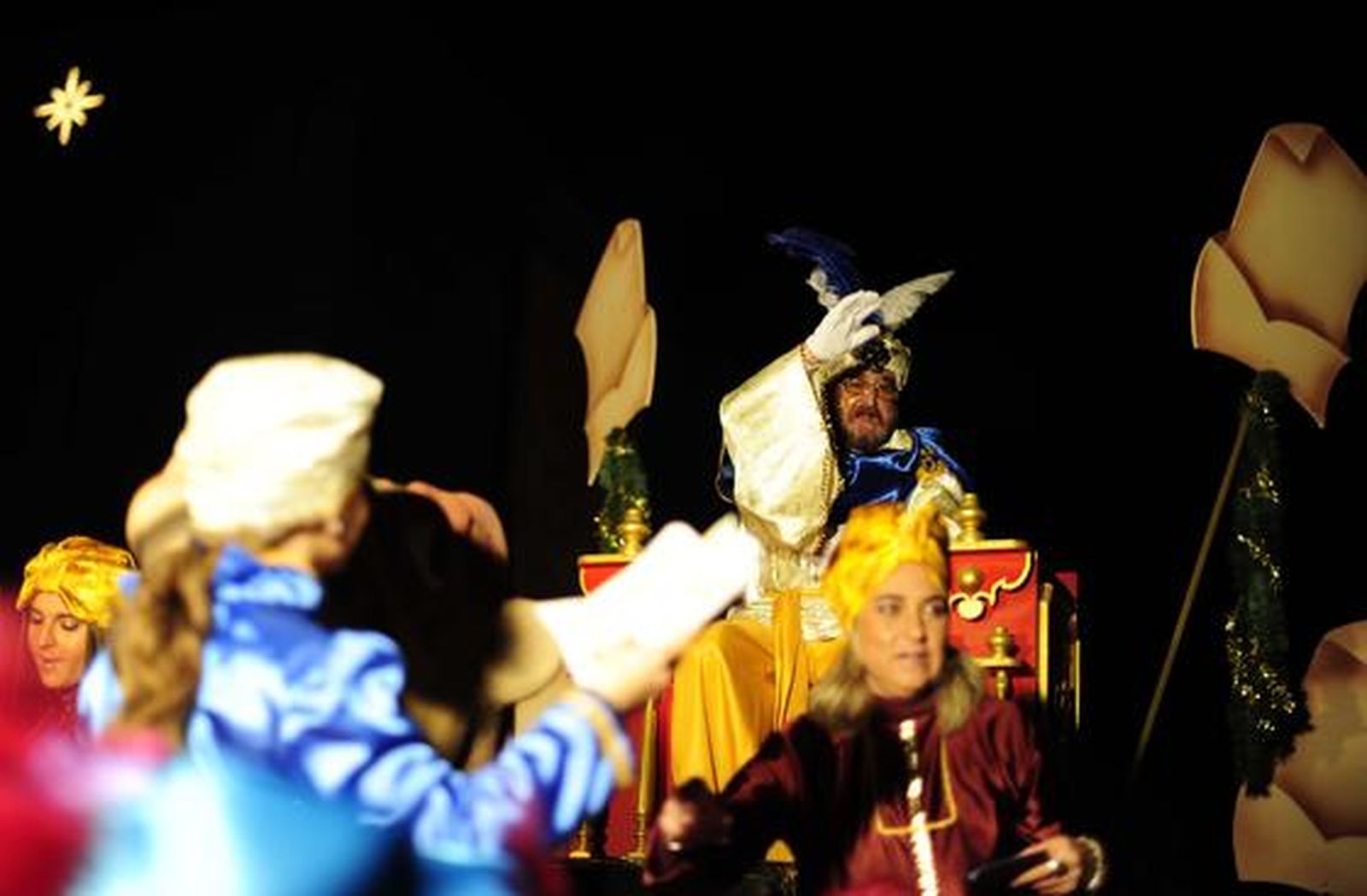 El Heraldo Real recorrió ayer San Fernando para recoger las cartas que los niños han escrito este año a los Reyes Magos

Foto: Elias Pimentel