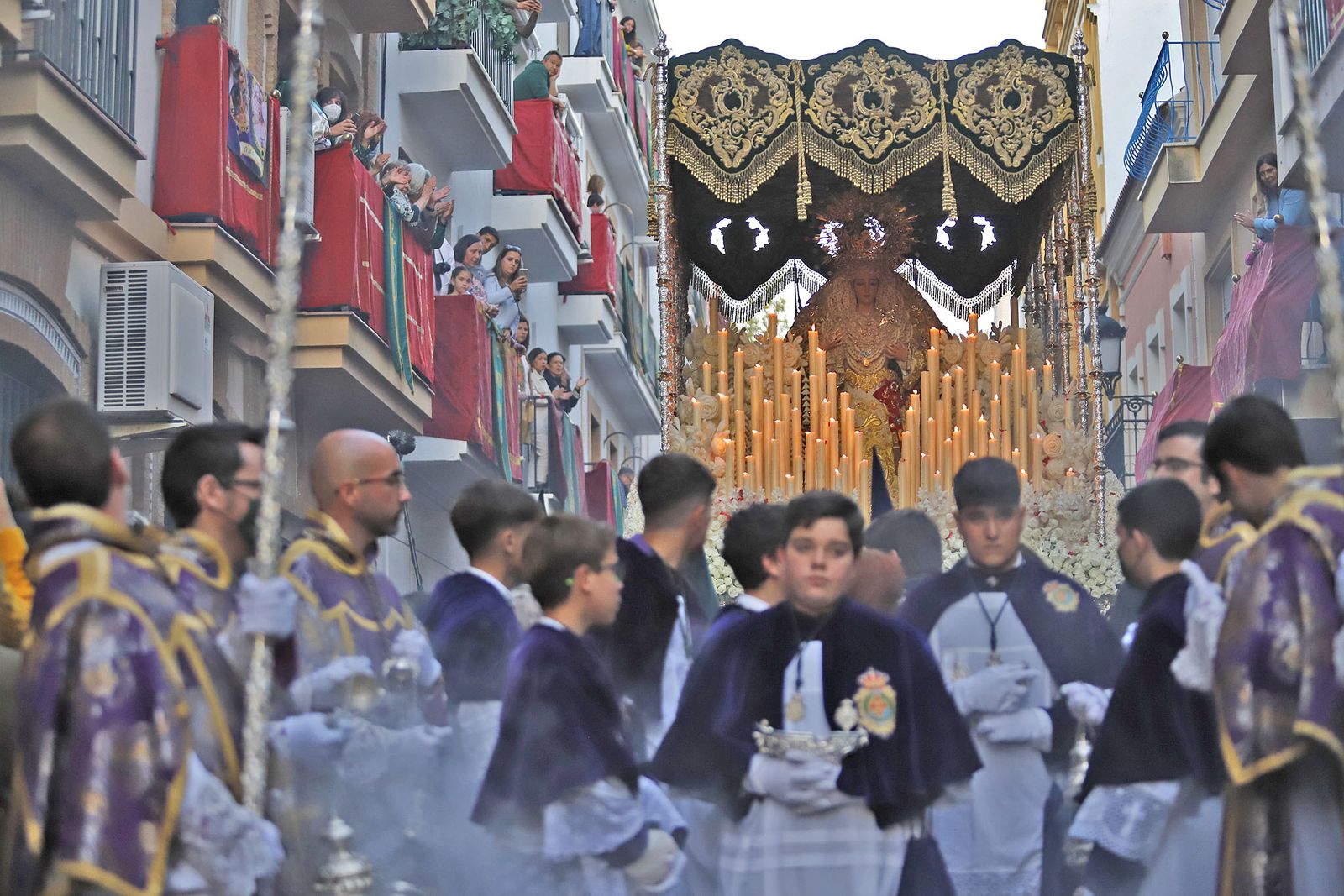 La Hermandad de la Esperanza por las calles de Huelva en la Semana Santa 2022.