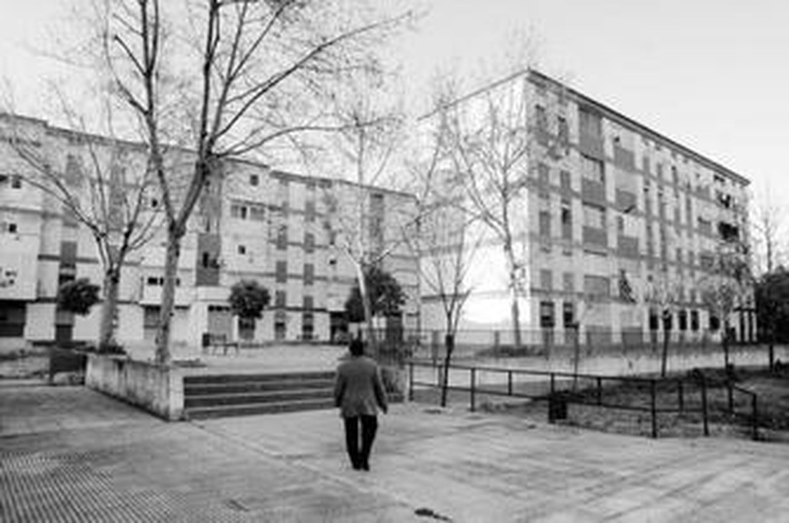 Los edificios del barrio de La Hispanidad, que tienen un diseño homogéneo, se construyeron en varias fases, los más antiguos son de 1972.