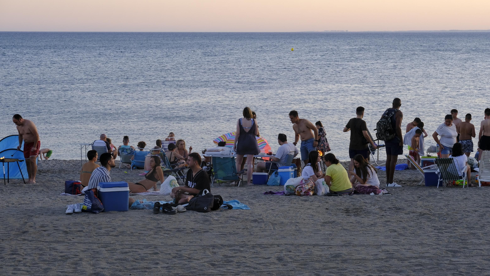 Imágenes de las hogueras de la Noche de San Juan en Almería capital