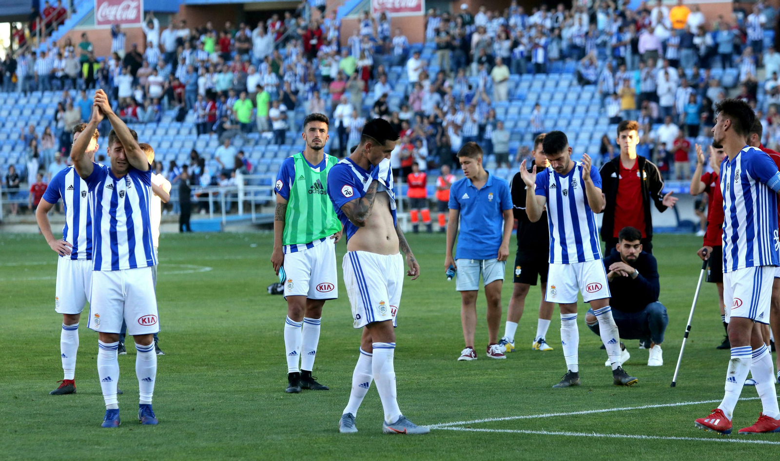 Los jugadores del Recreativo, con Quiles al fondo, se lamentan tras caer eliminados del 'play off' de ascenso.