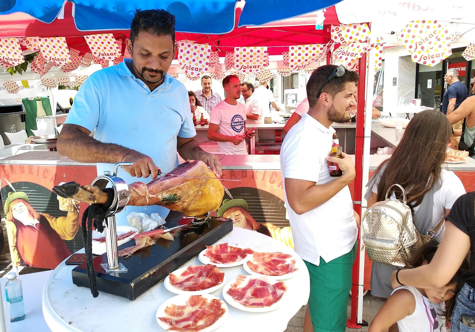 Imágenes de las Colombinas de día de la calle Marina