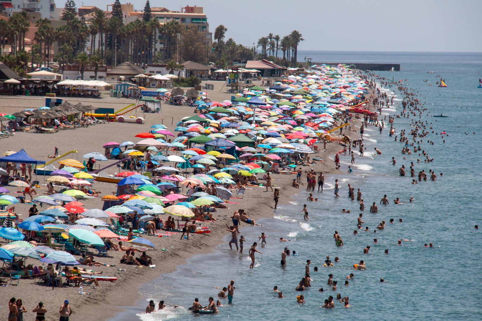 Playas llenas el 15 de agosto en la Costa Tropical