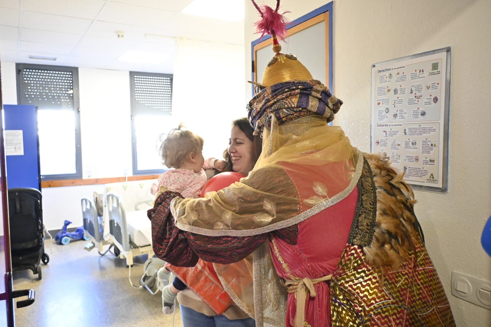 Los niños del Hospital Juan Ramón Jiménez de Huelva reciben la visita de los Reyes: las fotografías del emotivo momento
