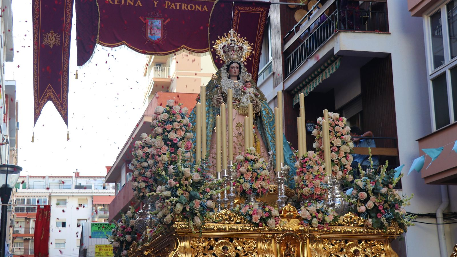 Petalada en calle Miguel Moya.