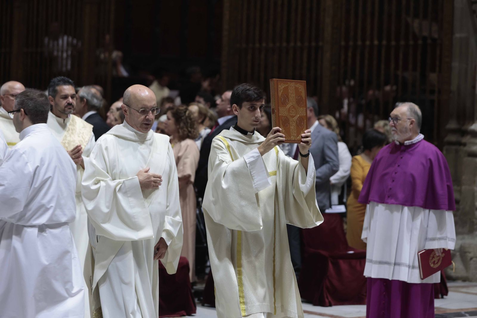 La ceremonia de ordenación conjunta de diáconos y sacerdotes en imágenes