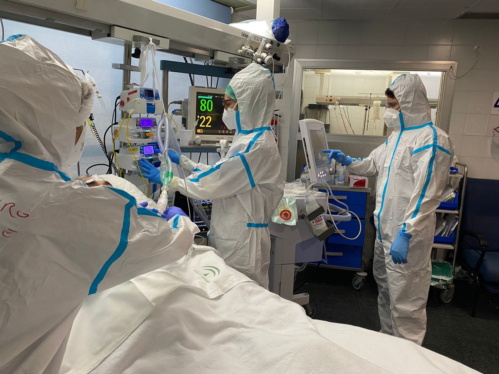 Sanitarios atienden a un paciente en el Hospital Regional.