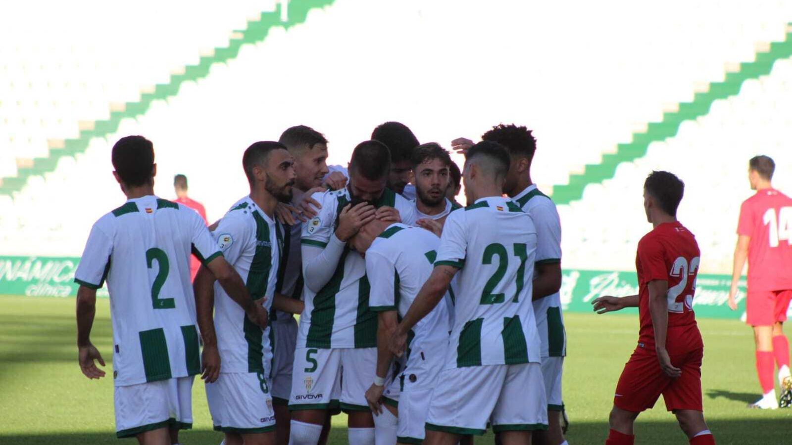 Los jugadores del filial cordobesista celebran el tanto de Luismi.