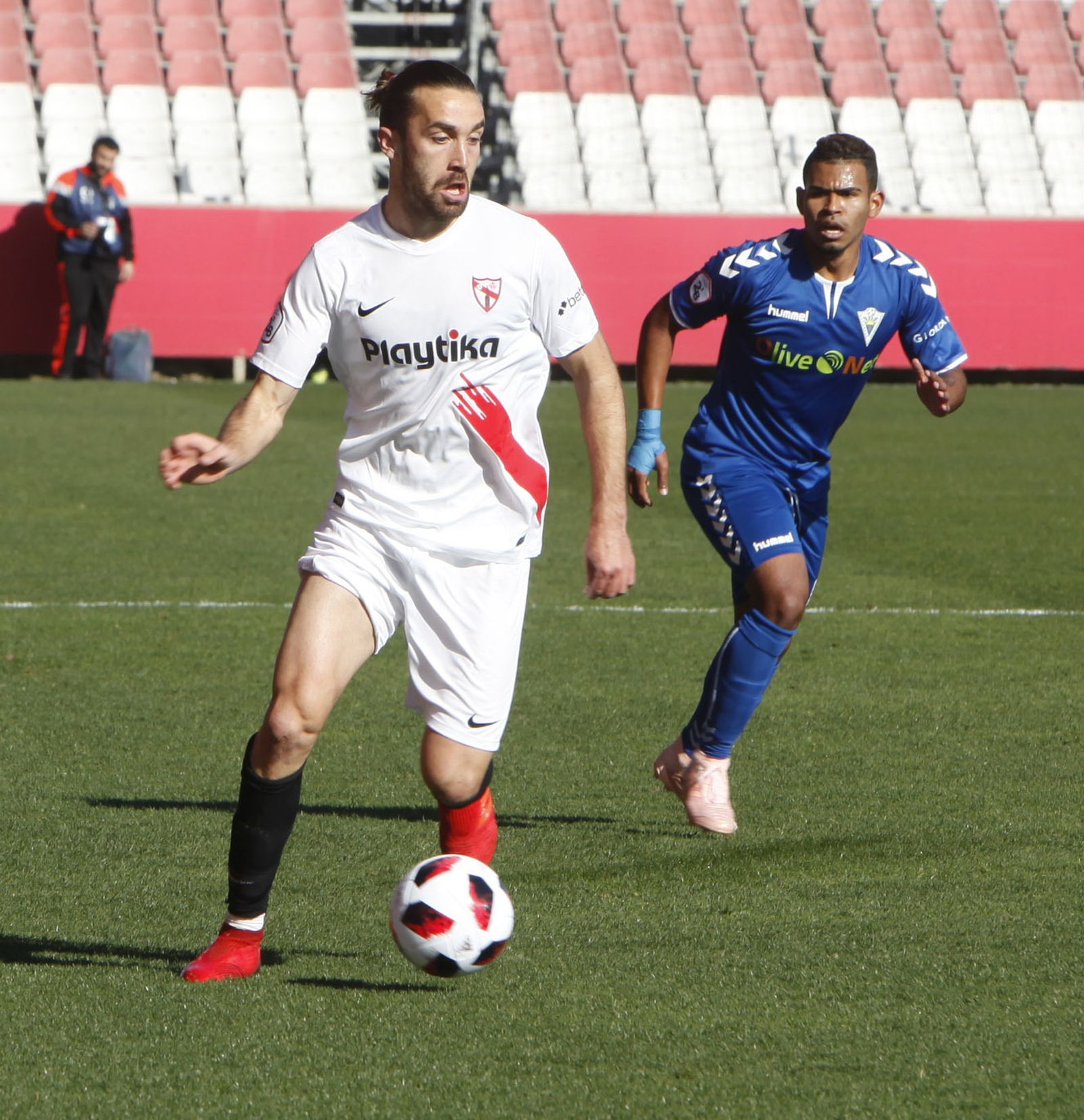 Manu Sánchez conduce la pelota en un partido esta temporada