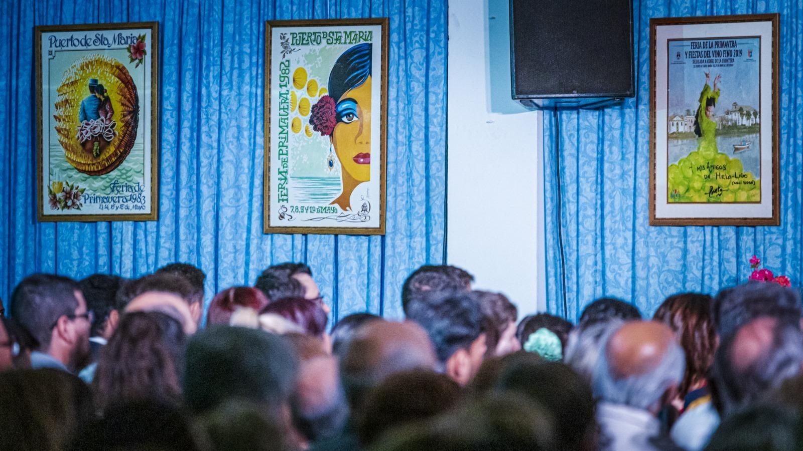 El público llenaba la caseta en la noche del lunes.