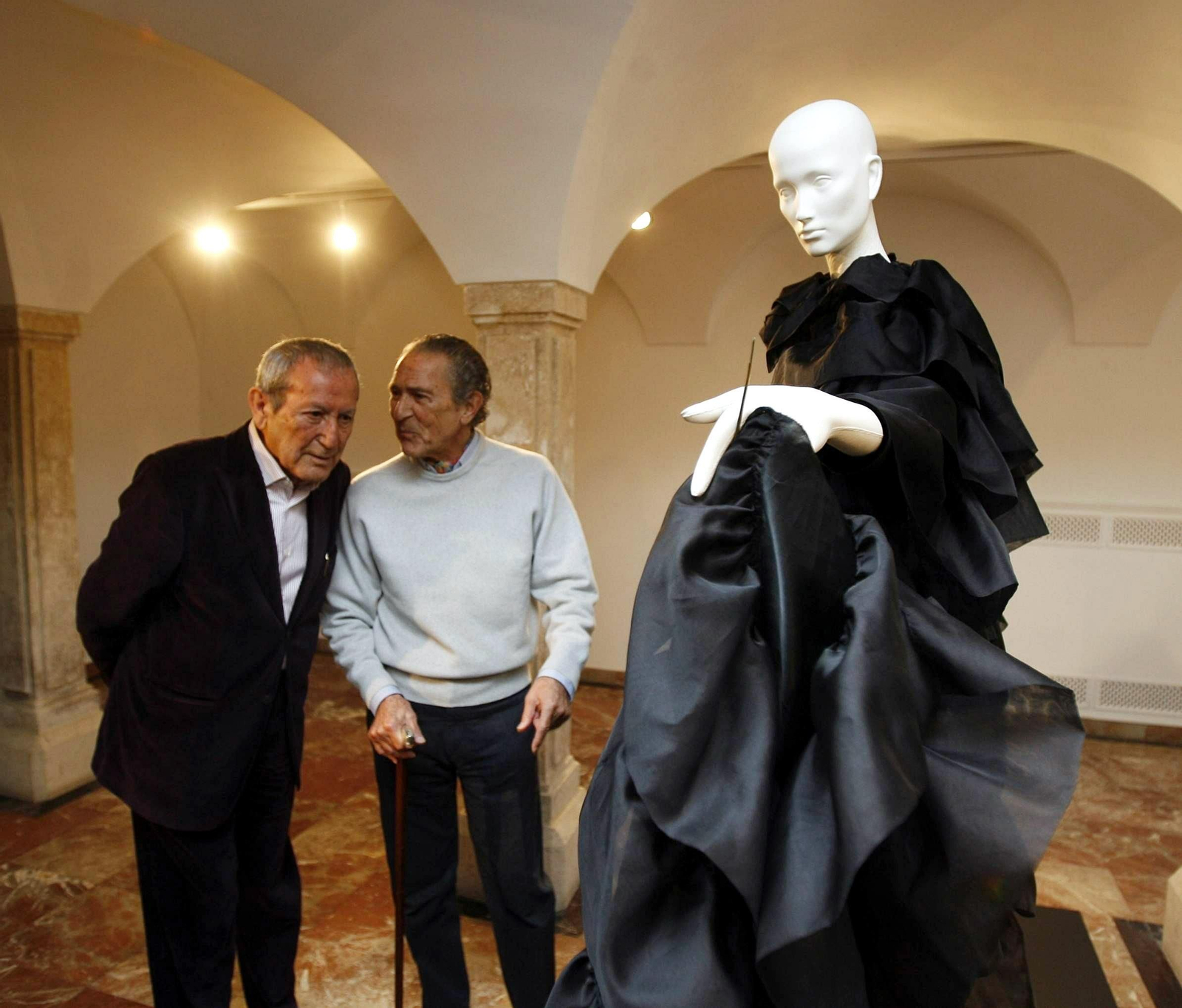 Elio Berhanyer y Antonio Gala, en la exposición 'La moda y los clásicos', en 2009.