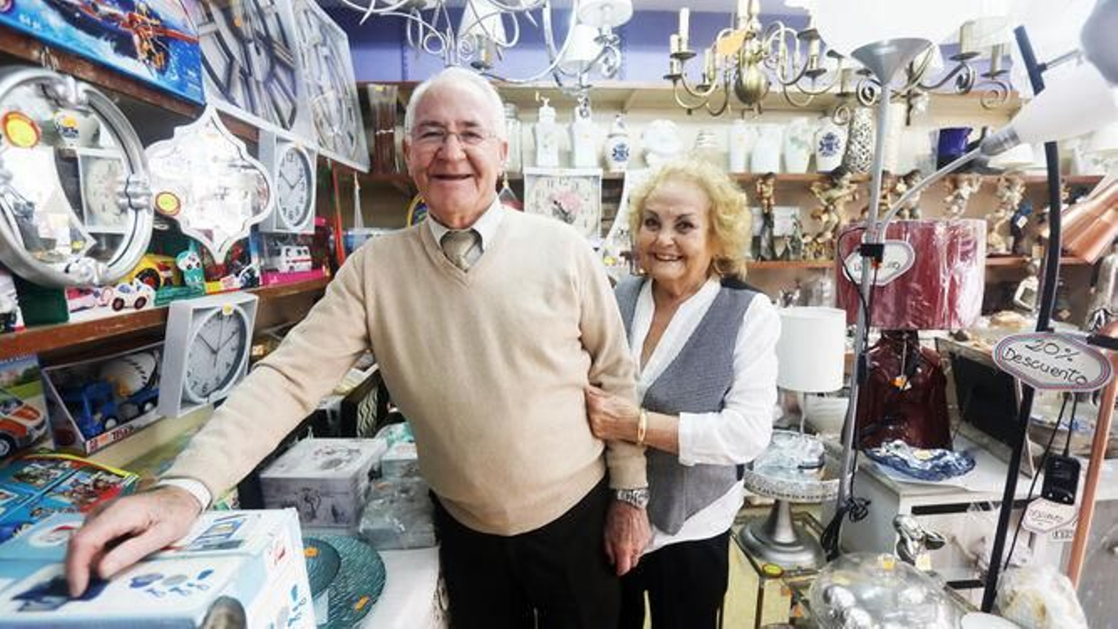 Celio Izquierdo y Angelita Salvador, en una foto de archivo en la tienda El Siglo