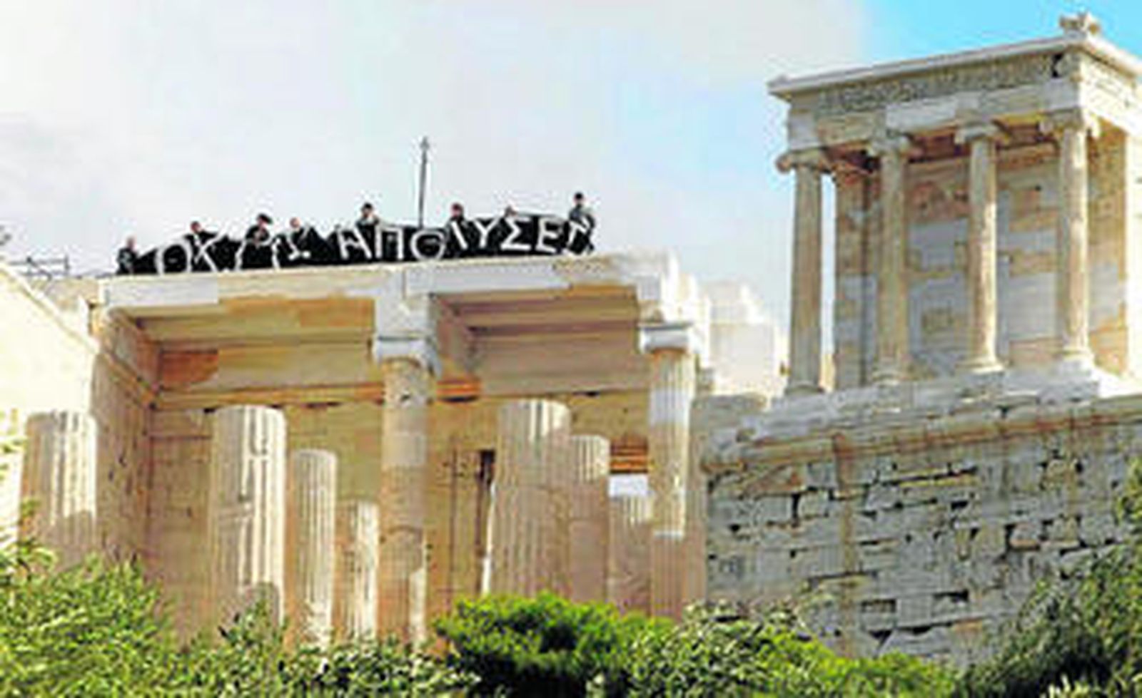 Protesta de trabajadores griegos en la Acrópolis de Atenas.